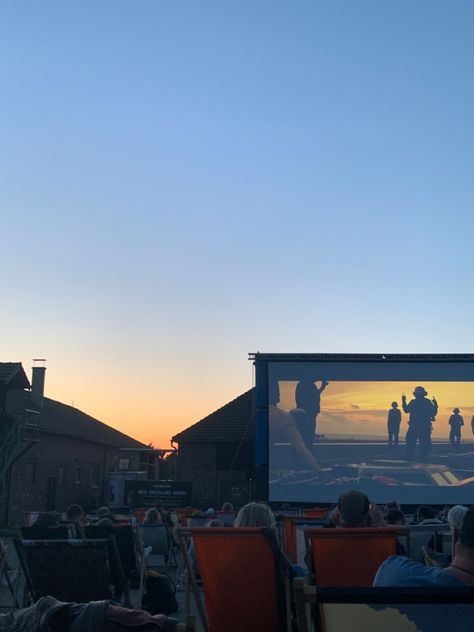 Outside Cinema Aesthetic, Open Air Cinema Aesthetic, Outdoor Cinema Aesthetic, Film Lover Aesthetic, Cinema Outside, Twenties Aesthetic, Movie Outside, Open Cinema, Evening Movie