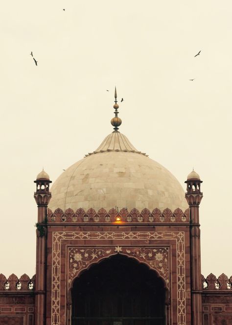 Badshahi Mosque Lahore Badshahi Mosque Painting, Lahore Badshahi Mosque, Pakistani Architecture, Badshahi Masjid, Badshahi Mosque, Islamic Aesthetic, Pakistani Art, South Asian Aesthetic, Hand Tricks