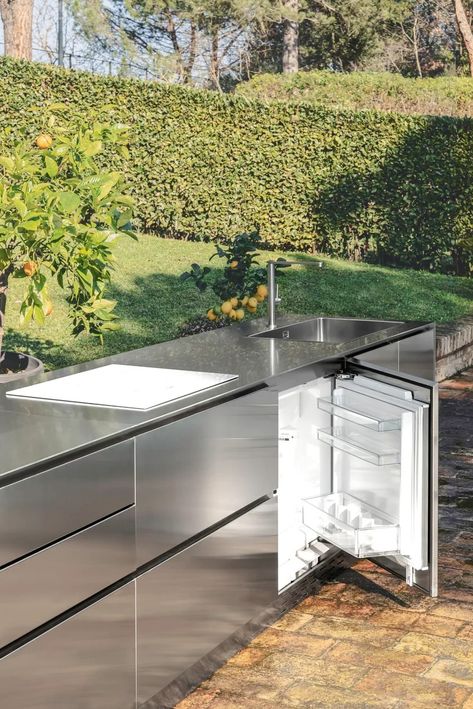 Natural stainless steel outdoor kitchen NATURAL STAINLESS STEEL by OF outdoorkitchens_5 Alfresco Outdoor Kitchen, Outdoor Kitchen Stainless Steel, Steel Outdoor Kitchen, Kitchen Natural, Bahay Kubo, Stainless Kitchen, Steel Deck, Stainless Steel Countertops, Backyard Gazebo