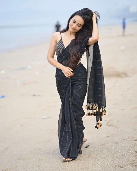 #SurbhiJyoti!🖤 Surbhi Jyoti Saree, Denim Refashion, Golden Saree, Surbhi Jyoti, Black Saree, Saree Look, Red Outfit, Model Pictures, Indian Wear