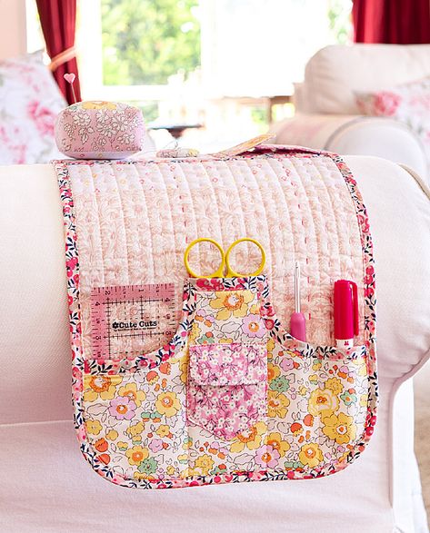 Make a Pretty Sewing Station for the Arm of Your Sofa - Quilting Digest Smart Sofa, Sewing Station, Sewing Caddy, Thread Storage, Sewing Space, Sewing Book, Sewing Tools, Craft Organization, Hand Quilting