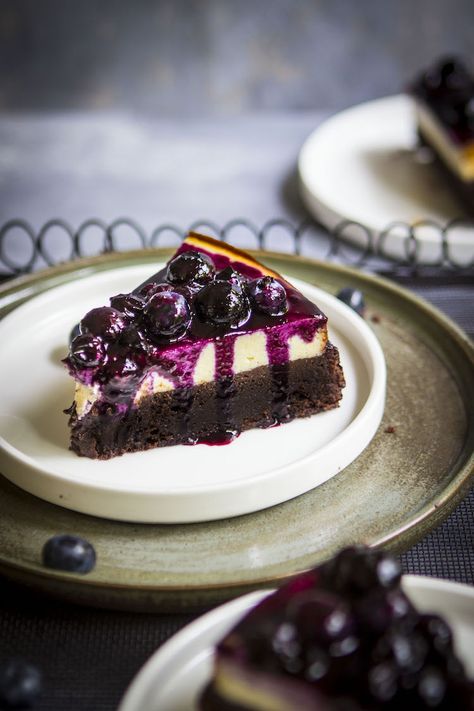 Blueberry Brownie Cheesecake Brownie Cheesecake Recipe, Brownie Cheesecake, Blueberry Topping, Blueberry Juice, Best Chocolate Cake, Cheesecake Brownies, Blueberry Cheesecake, Cheesecake Recipe, Chocolate Cheesecake