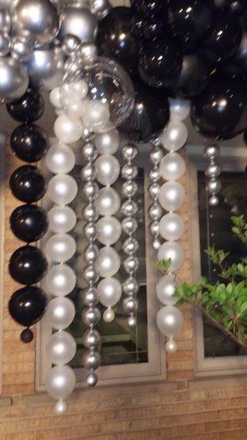 Fancy Balloon Arch, Balloon Moon Arch, Balloon Garland Over Doorway, Chain Balloon Garland, Big Balloon Decorations, 50th Balloon Decorations, Prom Balloon Arch, Prom Backdrop Ideas Outside, Balloon Backdrop Ideas