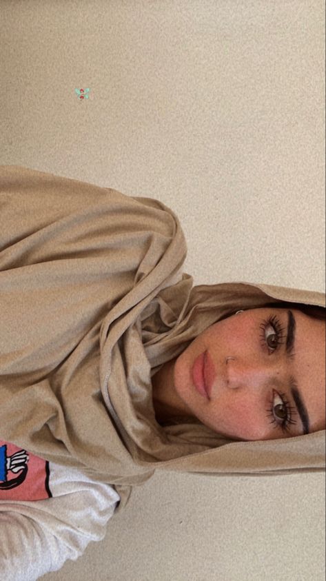 Islamic Pictures Aesthetic, Arabic Girl, Hijab Selfie, Arab Girl, Plus Size Posing, Looks Kylie Jenner, Hijabi Outfit, Afghan Fashion, Head Scarf Styles