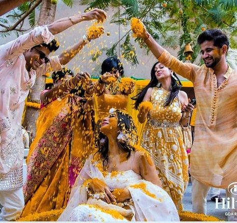 Haldi Photography Ideas, Haldi Poses For Bride, Hindu Wedding Photography, Haldi Photoshoot, Mehendi Photography, Hindu Weddings, Haldi Ceremony Outfit, Films Photography, Sisters Photoshoot Poses