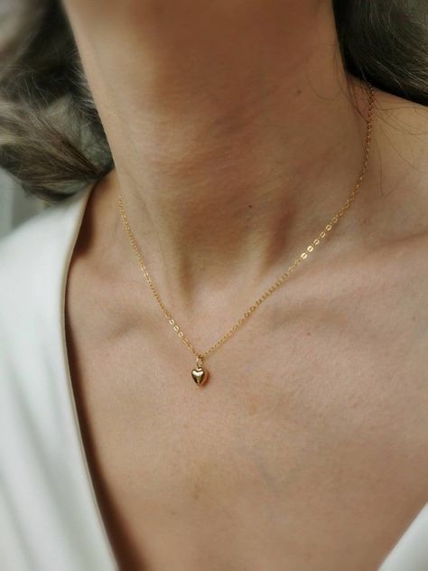 Good Heart Necklace, Basic Gold Necklace, Short Nike Pro, Simple Heart Necklace, Short Nike, Heart Necklace Gold, Necklace Minimalist Jewelry, Schmuck Gold, Silver Necklace Simple