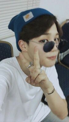 Selca Jimin, Jimin Selca, Park Jimin Bts, Chris Brown, Bts Bangtan Boy, Round Sunglass Men, Bts Pictures, Mochi, Bts Jimin