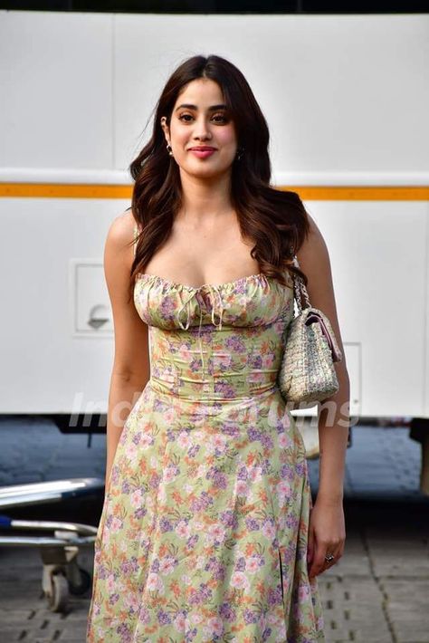 Janhvi Kapoor Outfits, Jhanvi Kapoor, Janhvi Kapoor, Baby #5, Lahore Pakistan, Kiss You, India Beauty, Bollywood Actress, Wedding Inspo