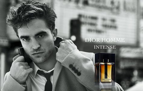 Le revoilà ! Je l’avais annoncé avec un ? Mais il est bien là. Robert Pattinson conserve son contrat pour Dior et le parfum Dior Homme Intense. La Maison Dior a une recrue de choix que j&rsqu… Dior Intense, Robert Pattinson Dior, Dior Homme Intense, Light Blue Perfume, Fragrance Campaign, Fragrance Ad, Winter Fragrance, Men Dior, Dior Perfume