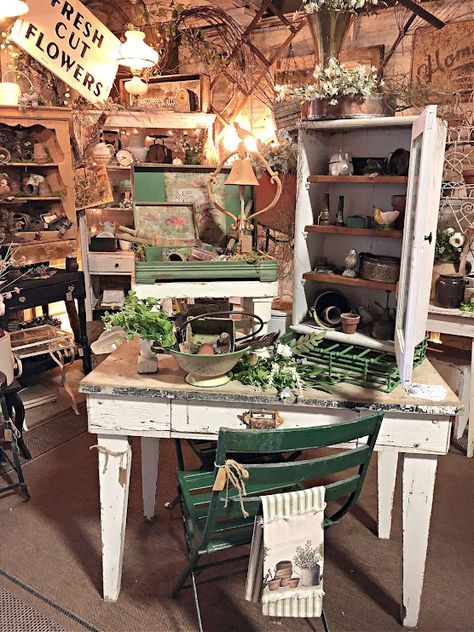 common ground : Vintage Market Spring Displays Vintage Spring Aesthetic, Vintage Markets Display, Vintage Spring Wedding, Color Palette Vintage, Vintage Spring Decor, Vintage Market Booth, Spring Displays, Antique Store Displays, Spring Mantle Decor