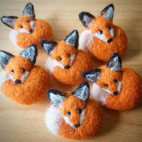 Isnt this a amazing photo could help my myself had to repost it What brooches do you like? Check out our range of brooches Needle Felted Brooch, Needle Felted Fox, Fox Ornaments, Felt Toys Patterns, Felt Fox, Handmade Elephant, Felt Animal, Felt Owl, Wool Animals