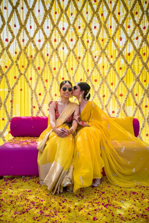 This Sister Of The Bride Performance on "Alvida" Will Leave You Teary Eyed Haldi Ceremony Outfit, Bridesmaid Photoshoot, Bride Photos Poses, Sister Poses, Delhi Wedding, Bridal Photography Poses, Desi Wedding Decor, Bride Photoshoot, Wedding Photoshoot Poses