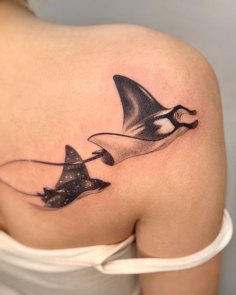 Stingray Leg Tattoo, Moon And Sea Tattoo, Manta Ray Tattoo Design, Underwater Tattoos, Animal Tattoo Sleeve, Sting Ray Tattoo, Sea Animals Tattoo, Sea Animal Tattoos, Miniature Tattoo