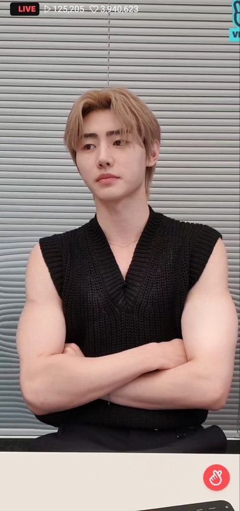 Sunghoon Reference, Sunghoon Veins, Sunghoon Shirtless Pic, Sunghoon Waist, Enhypen Muscle, Jungwon Muscle, Sunghoon Arms, Sunghoon Muscles, Sunghoon Abs