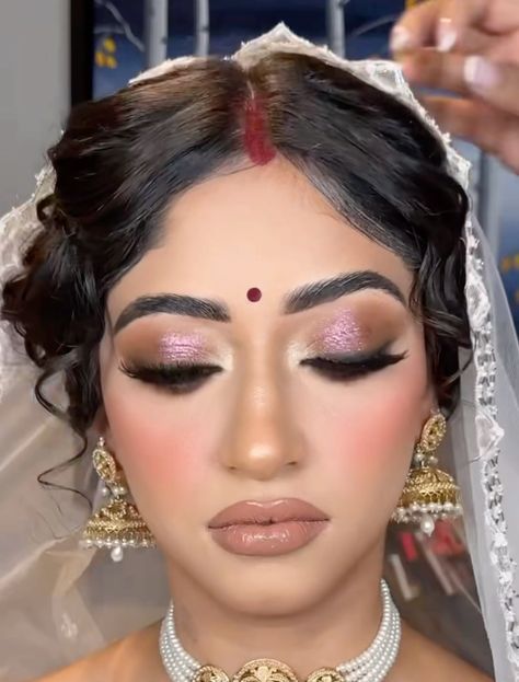 Eye Makeup On Pink Lehenga, Mehndi Makeup Looks Simple, Makeup For Dance Performance, Eye Makeup Indian, Shaadi Makeup, Indian Makeup Look, Pakistani Makeup Looks, Ethnic Makeup, Indian Makeup Looks