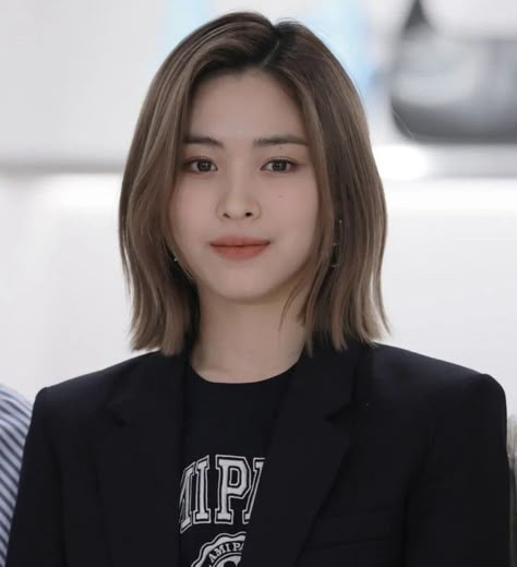 Ryujin Haircut, Ryujin Short Hair, Korean Bob Haircut, Ryujin Pics, Very Short Bob, Medium Length Hairstyle, Hair Cut Guide, Asian Short Hair, Shoulder Length Hair Cuts