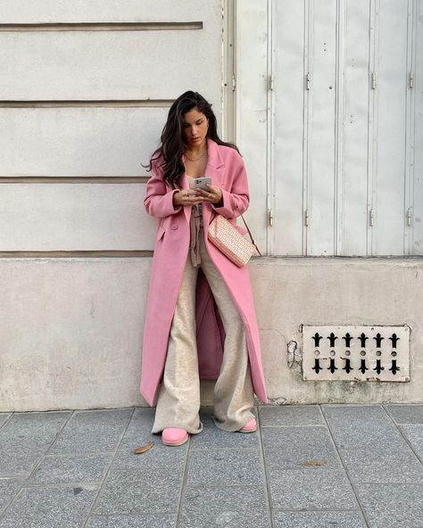 Kae Sutherland on Instagram: “Paris. 🥐” Pink Coat Street Style, Winter Coat Street Style, Pink Uggs Outfit, Duster Outfit, Pink Winter Coat, Pink Uggs, Instagram Paris, Pink Winter, Beige Outfit