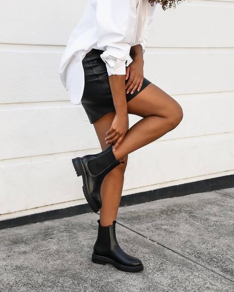 Jo Mercer on Instagram: “An everyday staple, BLOOM #JoMercer” Outfits With Black Ankle Boots, Chelsea Boot Outfit, Black Flat Ankle Boots, Jo Mercer, Black Heeled Ankle Boots, Boots Fall Ankle, Winter Boots Outfits, Black Boots Outfit, Flat Ankle Boots