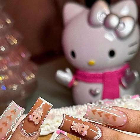 Crisania 🧸🩵 | (• ◡•)| (❍ᴥ❍ʋ) on Instagram: "Beautiful gingerbread nails done by @nailzbyluisa 🤎❄️ Hello Kitty charms by me @crisanianeri Guys @nailzbyluisa always makes the CUTESTTT sets i swear😭🤎 AND THE LITTLE GINGER BREAD HOUSE BACKGROUND SHE DID IM SCREAMING!!!!🤎😭 #christmasnails #hellokittynails #sanrionails #nailart #3dnailart #3dnails #3dネイル" Gingerbread Hello Kitty Nails, 3d Gingerbread Nails, Mickey Gingerbread Nails, Gingerbread Nails Christmas, Hello Kitty Christmas Nails, Gingerbread Nails, Hello Kitty Charms, Acrylics Nails, House Background