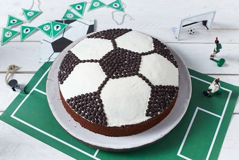 Soccer Cake, Salted Caramel Fudge, Caramel Fudge, Football Cake, Easy Birthday, Zucchini Cake, Simple Birthday Cake, Fudge Sauce, Football Food