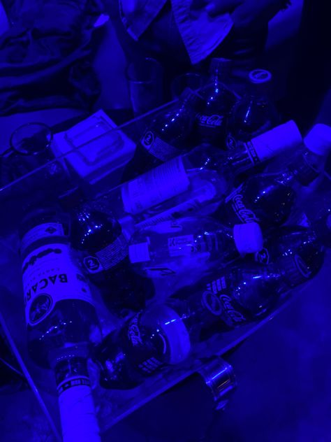 Party Acholol Drinks, Blue Light Party, Acholol Aesthetic, Hell Aesthetic, Pretty Alcoholic Drinks, White Drinks, Uv Blue, Blue Drinks, Blue Bar