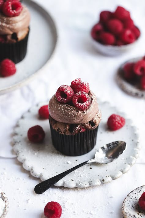 Raspberry & Dark Chocolate Cupcakes - The Polka Dotter Raspberry Dark Chocolate, Chocolate Raspberry Cupcakes, Cupcake Photography, Dark Chocolate Cupcakes, Raspberry Cupcakes, Pumpkin Spice Cake, Cupcakes Decorados, Dessert Photography, Rich Chocolate Cake