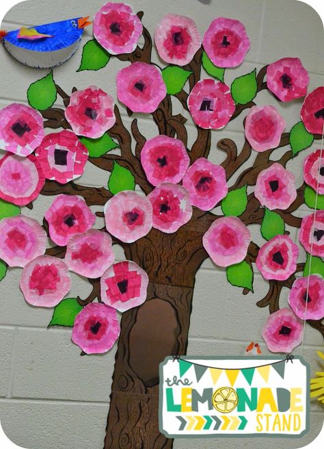 Spring Tree Preschool Craft, Spring Art Ideas For The Classroom, Spring Tree Bulletin Board Ideas, Spring Tree Crafts Preschool, Kindergarten Flowers, Spring Tree Craft, Spring Tree Decorations, Spring Bulletin Board Ideas, Bulletin Board Tree