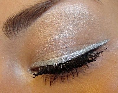 Makeup Looks Silver, Beginners Eyeliner, Eyeliner Tricks, Eyeliner Natural, Eyeliner Aesthetic, Silver Eyeliner, Metallic Eyeliner, Eye Makeup Cut Crease, Eyeliner Shapes