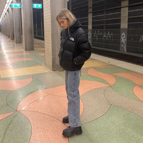 ༺❤︎𝕰𝖟𝖟𝖎𝖊❤︎༻ on Instagram: “@nakedwolfe <3” North Face Jacket Outfit, Doudoune The North Face, Looks Pinterest, North Face Puffer Jacket, Looks Party, Outfit Trends, Puffy Jacket, Winter Fits, Black Puffer