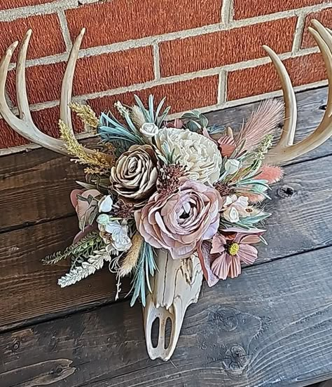 Deer Skull Flower Arrangements, Boho Deer Antlers Decor, Boho Deer Skull Wall Decor, Diy Bull Horns, Deer Antler Crafts Wall Hangings, Deer Antler Crafts Projects Diy, Deer Antler Crafts Diy, Antler Crafts Diy, Antler Mount Ideas