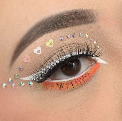 White Eyeshadow Makeup, Outfit Konser, White Eye Makeup, Black And White Makeup, Eyeliner Designs, Liner Makeup, Play Makeup, Drawing Hair Tutorial, Orange Makeup