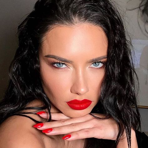 Wet Look Hair, Red Lips Makeup Look, Patrick Ta, Classic Makeup, Red Lip Makeup, Bold Red Lips, Pat Mcgrath, Victoria Secrets, Black Eyeliner