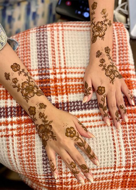 Modern Henna Designs Front Hand, Arabic Henna Designs Simple, Eid Henna Designs Arabic, Henna For Hands, Henna Designs Arabic, Henna Modern, Modern Mehndi Design, Henna For Beginners, Mehndi Design Back Hand