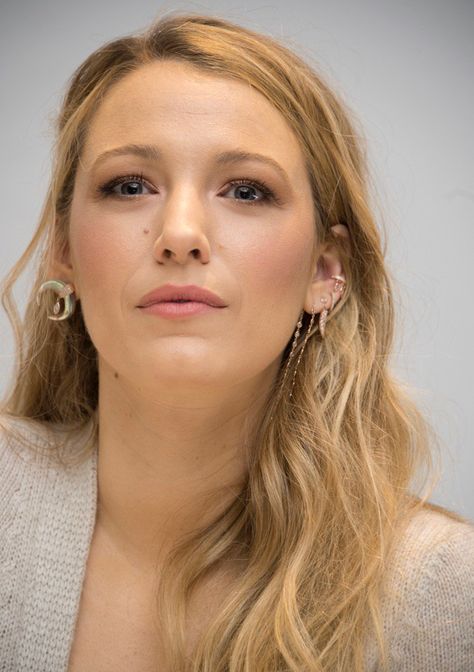 Mismatched Earrings Ideas, Blake Lively Ring, Lively Wallpaper, Blake Lively Family, Grammy Awards Red Carpet, Ear Peircings, Vintage Photography Women, Earrings Outfit, Icebreakers