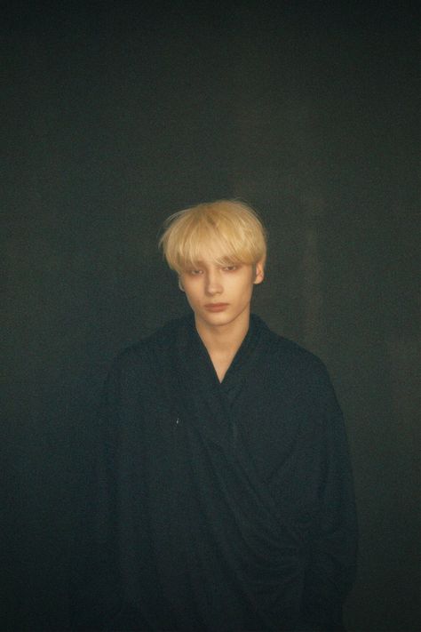 Singing Group, Korean K Pop, Huening Kai, No Makeup, Twitter Update, K Pop Music, Future Husband, Boy Groups, Blonde