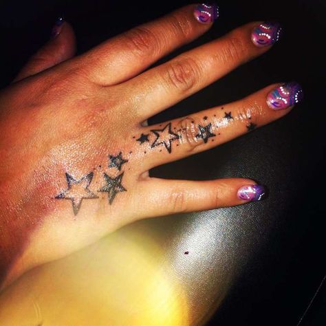 Stars On Finger Tattoo, Y2k Finger Tattoo, Star On Hand Tattoo, Hand Star Tattoos For Women, Y2k Tattoo Ideas Hand, 2000s Star Tattoo, Y2k Tattoo Ideas Arm, Star Tattoos Hand, Hand Tattoos Y2k