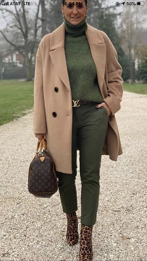 Adrette Outfits, Women Fashion Casual, Casual Outfit Ideas, Mode Casual, Simple Chic, Camel Coat, Great Women, Green Pants, Looks Chic