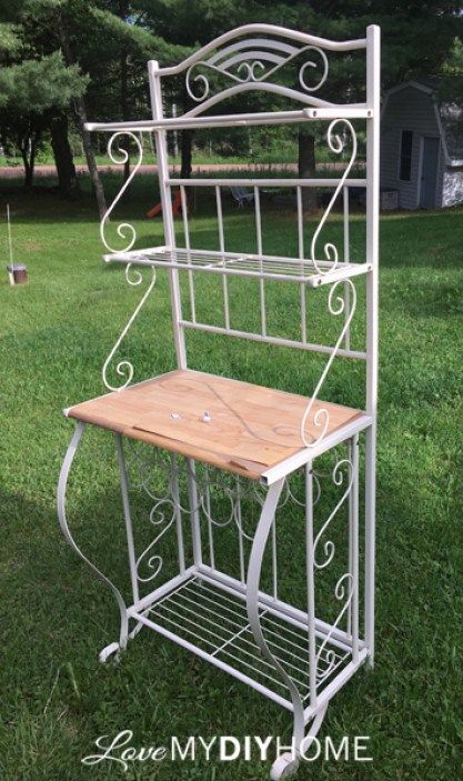 Corner Plant Stand Ideas, Diy Corner Plant Stand, Mexican Fireplace, Bakers Rack Ideas, Bakers Rack Decorating, Outdoor Bakers Rack, Potting Benches Diy, Benches Diy, Bakers Racks