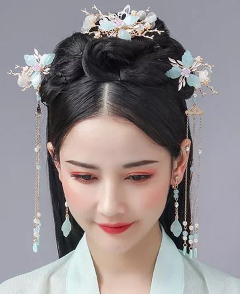 Chinese Royal Hairstyle, Japanese Bun Hairstyle Traditional, Chinese New Year Hairstyle For Kids, Chinese Hairdo Traditional, Asian Hairstyles Traditional, Chinese Traditional Hairstyles Long, Modern Chinese Hairstyle, Chinese Half Up Half Down Hair, Chinese Inspired Hairstyles