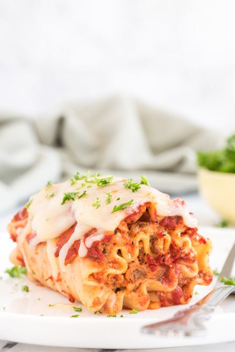 Lasagna roll ups are the easiest way to make lasagna with all the same delicious fillings like sweet Italian sausage, ground beef, ricotta, mozzarella, and parmesan rolled together in no-boil noodles. Ground Beef Ricotta, Lasagna Spinach, Lasagna Roll Ups Recipe, Salmon Lasagna, Simple Lasagna, Lasagna Roll Ups, Beef Ribs Recipe, Lasagna Roll, Roll Ups Recipes