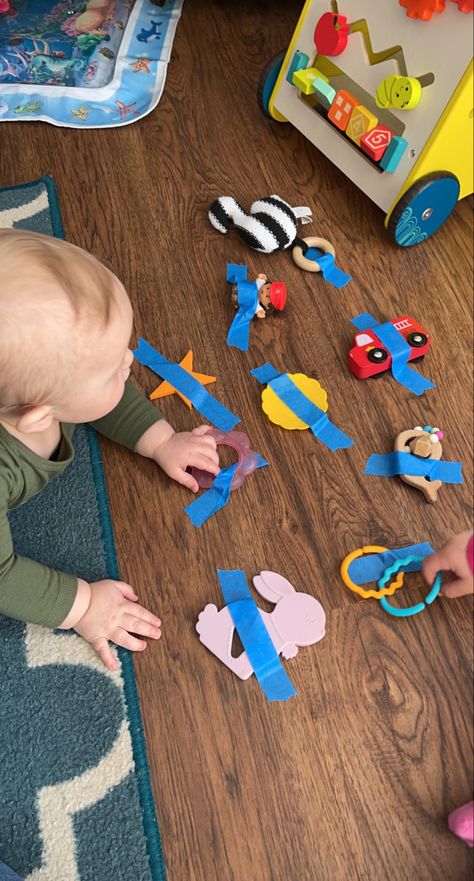 Infant Activities 0-6 Months, Painters Tape Toddler Activities, Painters Tape Activities For Kids, Baby Activities 3-6 Months, Baby Zintuiglijk, Infant Activity, Baby Sensory Board, Baby Development Activities, Infant Sensory Activities