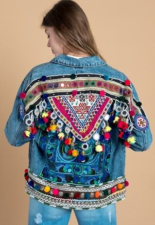 Jean Jacket Diy, Diy Denim Jacket, Bohemian Jackets, Navratri Dress, Embellished Denim Jacket, Festival Jacket, Boho Denim, Diy Jacket, Stil Boho