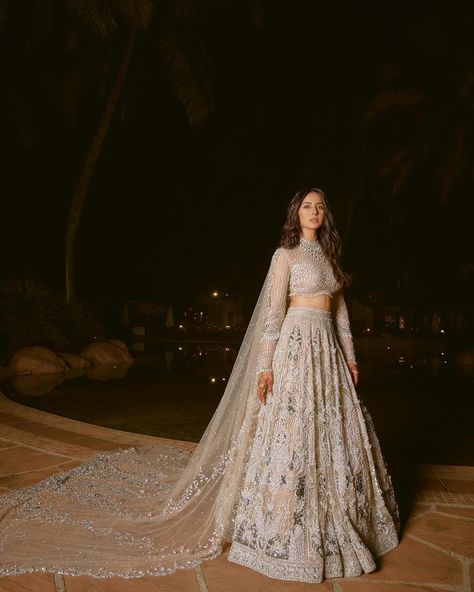 Bollywood Actress @rakulpreet and @jackkybhagnani rocking the Stage on Fire with their Splendid Dance Performances at their Sangeet Ceremony in Goa.. ♥️😊 Outfit - @falgunishanepeacockindia @falgunipeacock @shanepeacock Photography - @storiesbyjosephradhik @josephradhik Mehndi - @halimakhannizami Venue - @itcgrandgoa Follow 👉 @TheFabApp for more updates.. ✔️ . . . . . #indianbride #indianwedding #rakulpreet #rakulpreetsingh #jackkybhagnani #rakulpreethsingh #lovegoals #engaged #mehandid... Sangeet Bridal Look, Carnival Bride Outfit, Bollywood Actress Wedding Look, Carnival Outfit For Bride, Sangeet Look Brides, Sangeet Outfit For Bride, Lehenga For Sangeet Night, Sangeet Outfits For Bride, Sangeet Bride Outfit