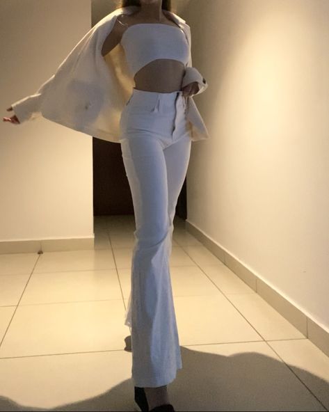 White Bell Bottoms Outfit, All White Fit, White Bell Bottoms, Bottoms Outfit, Bell Bottoms Outfit, White Outfit, White Outfits, All White, Outfits Aesthetic