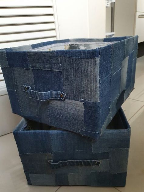 Denim Recycle Projects, Cardboard Basket, Denim Basket, Upcycled Denim Diy, How To Make Jeans, Cardboard Organizer, Diy Cut Shirts, Basket Tutorial, Diy Clothes Rack