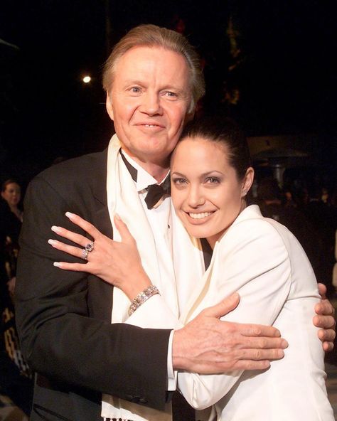 Angelina Jolie (@angelina.joliex) ha añadido una foto a su cuenta de Instagram: ““Happy Father’s Day to all the wonderful fathers out there including Angelina’s dad! You should…” Angelina Jolie Wedding, John Voight, Fathers And Daughters, Celebrity Clothing, Bryan Singer, Angelina Jolie Style, Celebrity Siblings, Jon Voight, Jena Malone