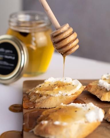 An easy but slightly posh take on a tasty little party snack or appetizer! Ingredients 1 high quality fresh baguette 1 1/2 tablespoons of Truffle Guys sticky truffle honey 500g creamy ricotta Extra virgin olive oil Pinch of salt Fresh cracked black pepper Directions Preheat the oven to 180 degrees celsius Slice baguett Fresh Baguette, Italy Dinner, Honey Snacks, Truffle Honey, Ricotta Crostini, Hungry Eyes, White Truffle Oil, Ladies Lunch, Honey Sauce