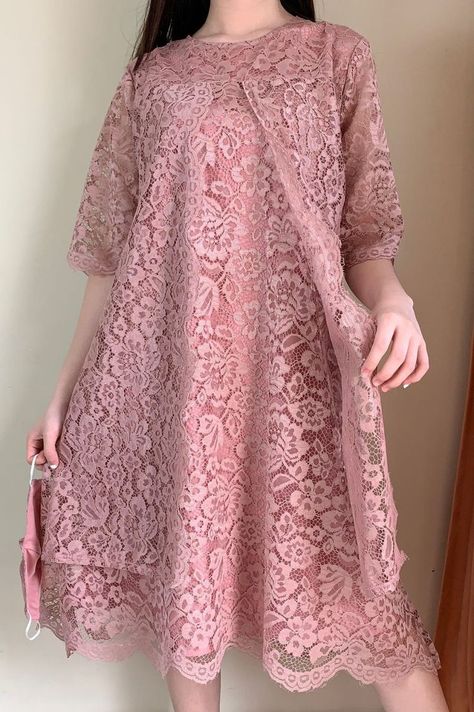 Party dress, wedding, bridesmaid, kondagan, midi dress, lace, brokat, brukat, kebaya simple, navy dress, pink dress Kondangan Outfit, Kebaya Brokat, Simple Lace, Party Dinner, Dress Simple, Pink Midi Dress, Lace Skirt, Long Sleeve Dress, Midi Dress