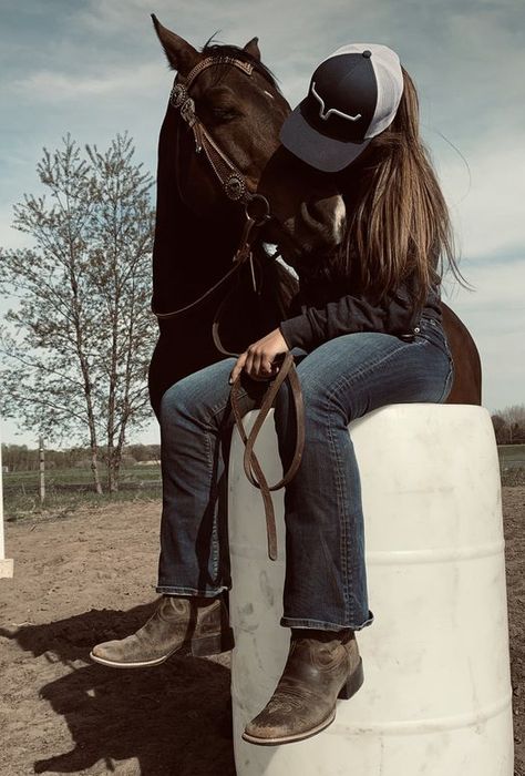 Country Girl Aesthetic, Horse Photography Poses, Cowboy Photography, Foto Cowgirl, Beautiful Horses Photography, Cowgirl Pictures, Country Girl Life, Rodeo Girls, Cute Horse Pictures