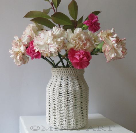 crochet Vase cover http://www.ravelry.com/patterns/library/vase-cover Crochet Vase Holder, Jars Decoration Ideas, Crochet Vase, Vase Holder, Pattern Library, Small Vase, Pen Holders, Christmas Crochet, Crochet Flowers